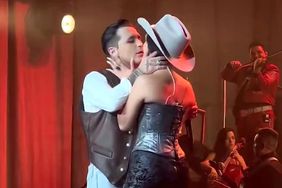 Nodal y su esposa, muy enamorados