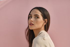 Adria Arjona imagen de Giorgio Armani