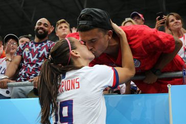 Alex Morgan y Servando Carrasco