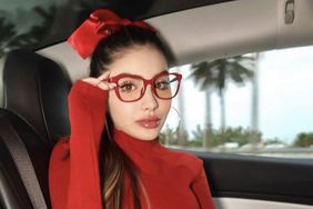 Alexa Dellanos marca cinturita look casual