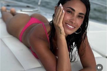 Antonela Roccuzzo bikini sexy trasero.jpg