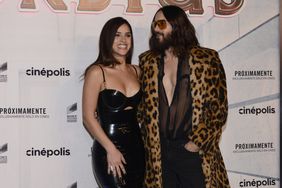 Adria Arjona y Jared Leto
