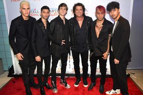 CNCO y Carlos Vives juntos en la alfombra roja de la gala de la fundaci&oacute;n T.J. Martell Foundation