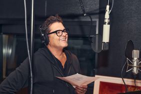 carlos vives entrevista gira premios billboard