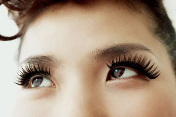 Ceguera de pestanas postizas lash blindness.jpg