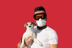 Hombre perro máscara coronavirus