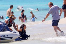 Salma Hayek se cae en ibiza y su esposo francois la ayuda