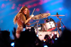 Shakira toca bater&iacute;a