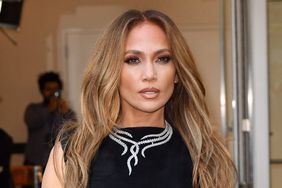 Jennifer Lopez deslumbra banador amarillo