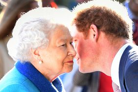 Reina Isabel II, pr&iacute;ncipe Harry