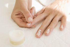 nail slugging tendencia viral uñas manos