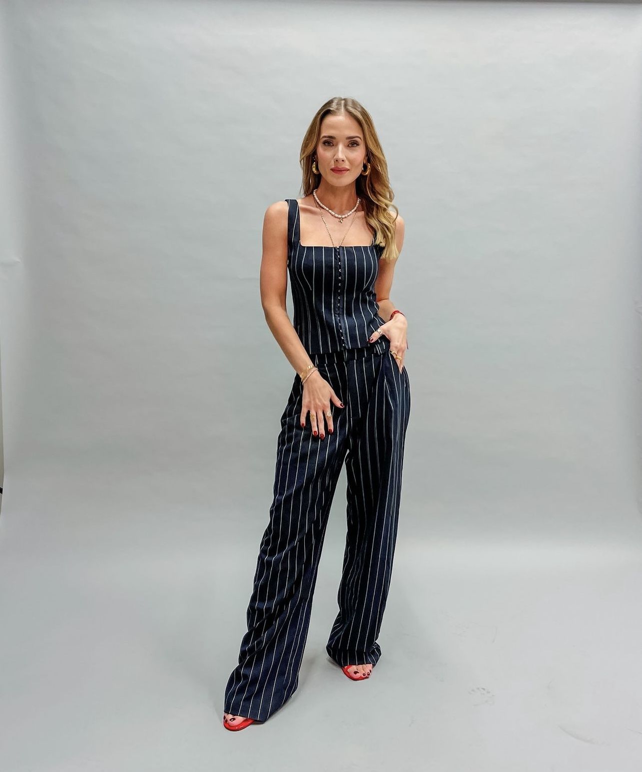 Kimberly Dos Ramos con conjunto de moda look Aug 29 2024