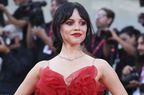 Jenna Ortega deslumbra en venecia con vestido rojo.jpg