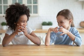 Chicas tomando agua