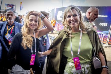 Maxima y Alexia de Holanda looks.jpg