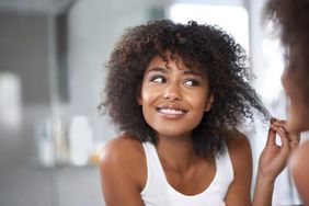 Mujer con pelo rizo