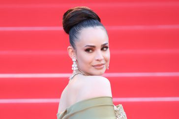 Sofia Carson deslumbra en Cannes maquillaje