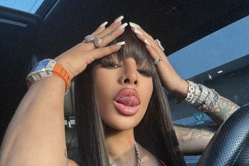 Yailin se hace piercings.jpg