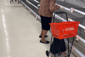 Abuelita llorando frente super desavastecido