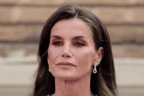 Reina Letizia deslumbra jura de bandera Leonor look lunares