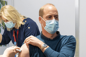 Principe William recibiendo vacuna covid-19